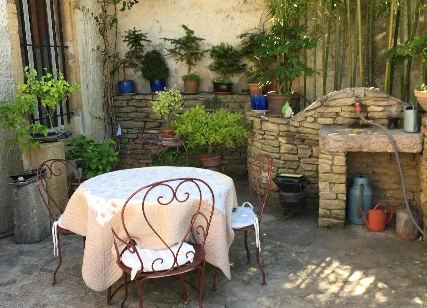 Le Mas des Armouriers Violès Couette-café